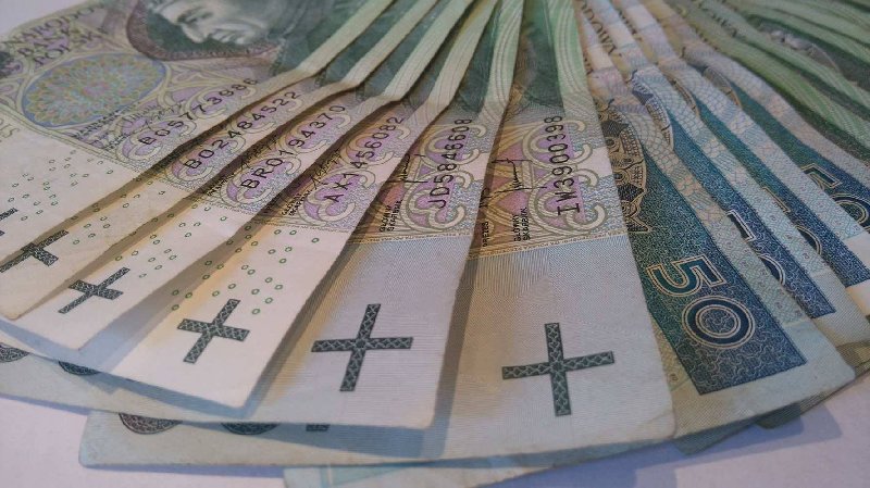 Czym różni się inwestowanie od oszczędzania?