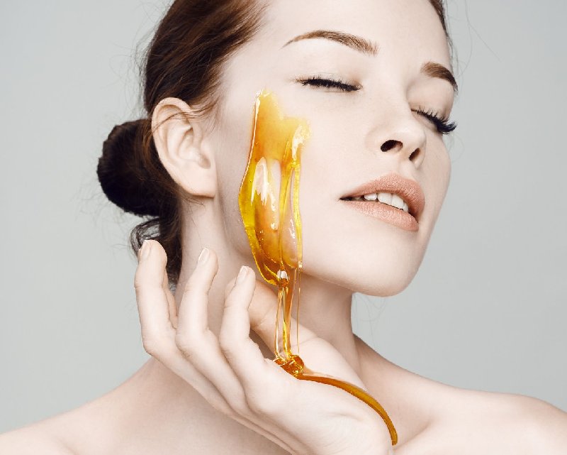 10 przepisów na maseczki do twarzy z miodem